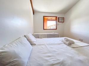 Flat com 1 quarto com ar split, sala e cozinha completa, No condomínio Portal do Atlântico a 100m praia de Taperapuã (Barraca do Gaúcho) , portaria 24hrs, piscina.