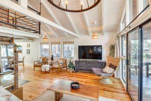 1 Mi to Woodland Lake Park Forested Sanctuary!