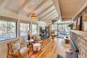 1 Mi to Woodland Lake Park Forested Sanctuary!