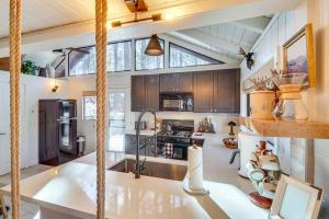 1 Mi to Woodland Lake Park Forested Sanctuary!