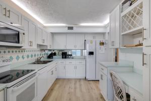 Lighthouse Point 228- Stunning Beachside Residence