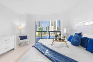 Apt with Private Balcony - Incredible Pool