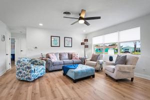 Coral Way Getaway • Sleeps 8 • Walk to Beach