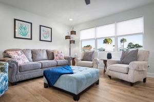 Coral Way Getaway • Sleeps 8 • Walk to Beach