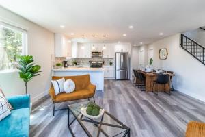 Escape in Modern 4BR Home Sleeps 10 with Parking