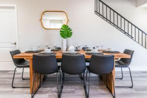 Escape in Modern 4BR Home Sleeps 10 with Parking