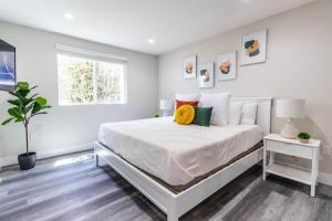 Escape in Modern 4BR Home Sleeps 10 with Parking