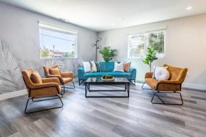 Escape in Modern 4BR Home Sleeps 10 with Parking