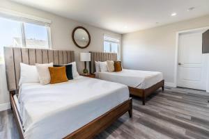 Escape in Modern 4BR Home Sleeps 10 with Parking