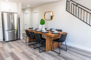 Escape in Modern 4BR Home Sleeps 10 with Parking