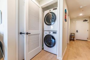 Luxury 1BD Condo in LA with Rooftop City Views, Gym & Free Parking