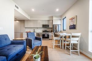 Luxury 1BD Condo in LA with Rooftop City Views, Gym & Free Parking