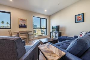 Luxury 1BD Condo in LA with Rooftop City Views, Gym & Free Parking