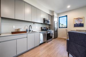 Luxury 1BD Condo in LA with Rooftop City Views, Gym & Free Parking