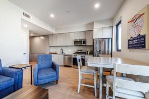 Luxury 1BD Condo in LA with Rooftop City Views, Gym & Free Parking