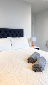 2Bed 2Bath Balcony Smart TV 20mins to Airport Gym