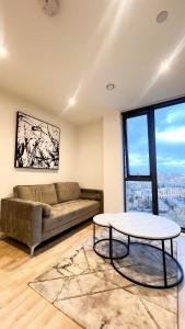 2Bed 2Bath Balcony Smart TV 20mins to Airport Gym