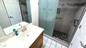 Cozy BBQ Walkable Location Beachfront