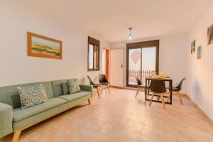 Los Collados con Jardín y Piscina By Aloha Palma