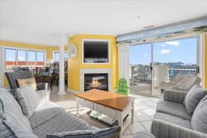 3 Bedroom Uptown Avalon Unit with Indoor Pool!