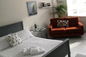 River Studio Sleeps 2 with Parking & Dog Friendly