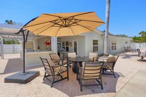 Waters Edge: Dog Friendly, Canal Front, Dock & Pool & Spa