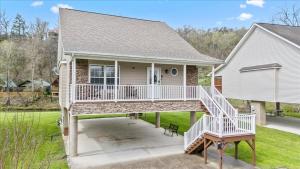 Riverfront Retreat- The River Bear