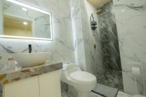 Close to the airport, beach, and restaurants, washing machine and dryer