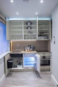 Stylish studio & patio -Best location! - Basement.