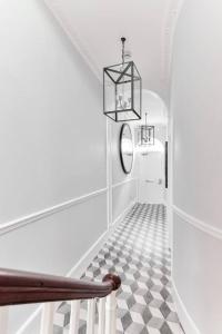 Stylish studio & patio -Best location! - Basement.