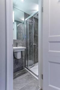 Stylish studio & patio -Best location! - Basement.