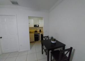 Apartment 5 minutes from PBI Airport!