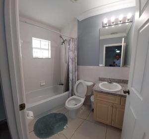 Apartment 5 minutes from PBI Airport!