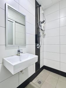 104 1B1B Nusa Bestari-Near Bkt Indah Riverview Inn