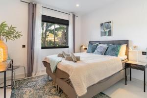 Luxury 3 bed ground floor apt with sea view