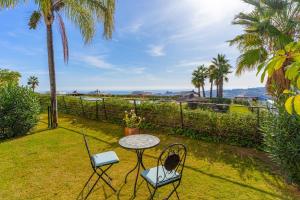 Luxury 3 bed ground floor apt with sea view