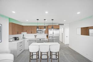 Bright 3BR 3BA Condo with Stunning Bay Views in Oceanfront Complex 820