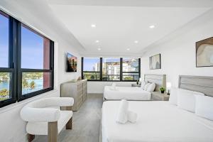 Bright 3BR 3BA Condo with Stunning Bay Views in Oceanfront Complex 820