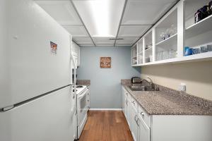 3 Bedroom Bluewater East Condo with Outdoor Pool!