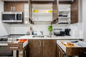 Calgary Views & 1BR - Dedicated Work space & TV