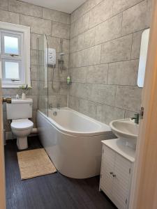 Spacious 1BR Apt near Bedford Stn & Town Centre