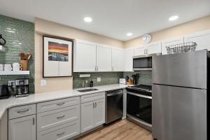 Beautiful 3 Bedroom Braemar Towers with Side Ocean Views