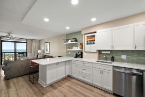 Beautiful 3 Bedroom Braemar Towers with Side Ocean Views