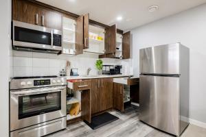 Calgary Views & 1BR - Dedicated Work space & TV