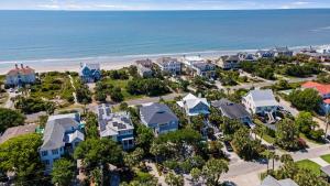 306 Charleston Roosevelt Retreat by AvantStay