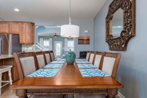 Amazing 4 Bedroom Sunset Island Townhome with Bonus Den!