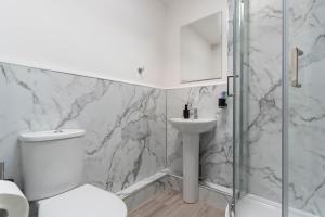 Bright Spacious 2BR Birmingham Retreat FREE Parking