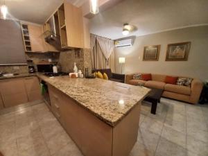 01 Comodo apartamento equipado