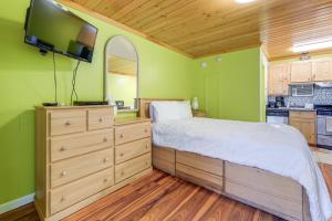 Right on the Beach! OOB Studio Half-Mi to the Pier