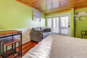 Right on the Beach! OOB Studio Half-Mi to the Pier